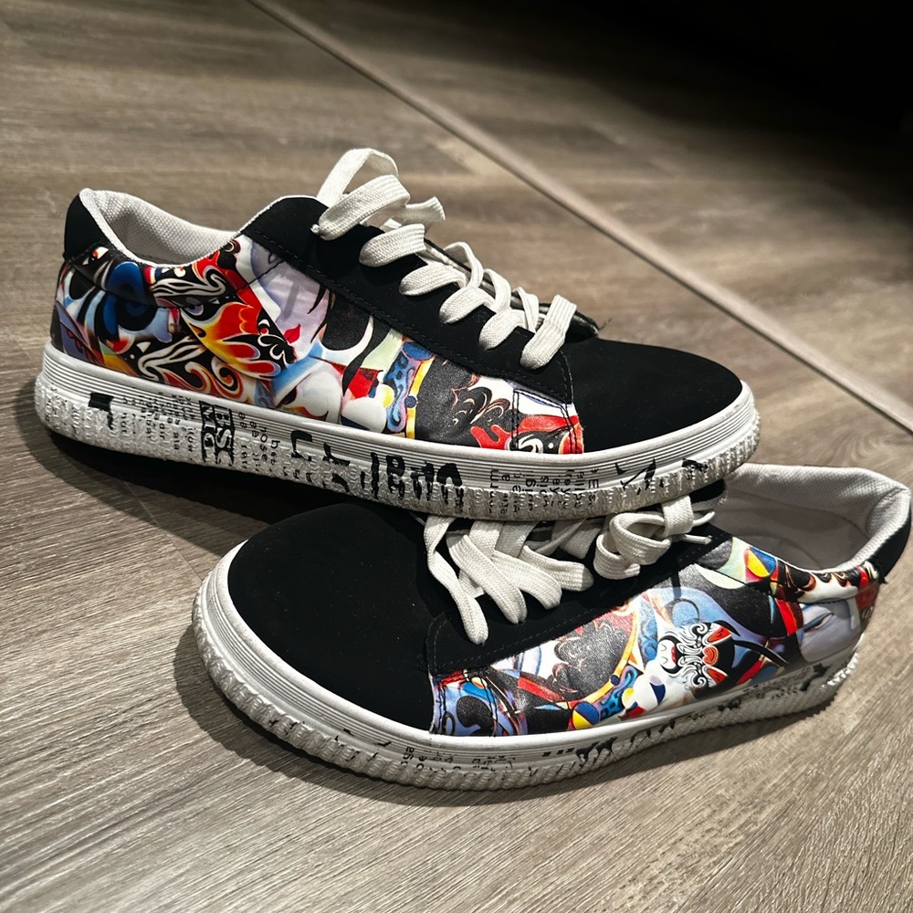 Graphic low tops
Size 10
No box